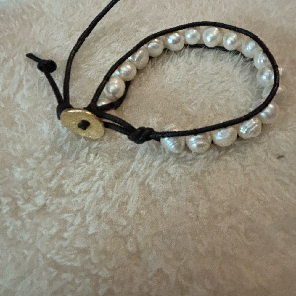 Elegant Pearl and Black Leather Bracelet